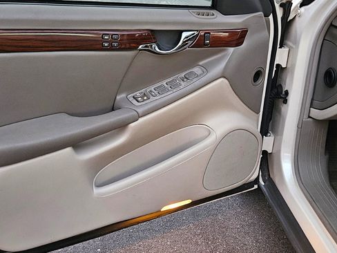 Used 2003 Cadillac De Ville Sedan w/ Comfort & Convenience Package image 9