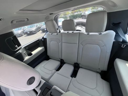 Used 2023 Land Rover Defender 130 SE image 5