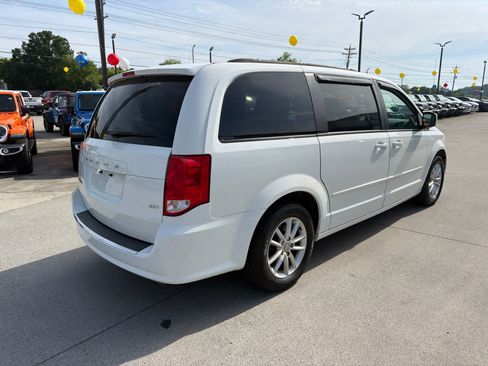 Used 2016 Dodge Grand Caravan SXT FWD image 3