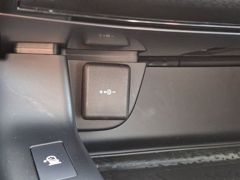 Certified 2024 Jaguar E-PACE R-Dynamic SE image 25