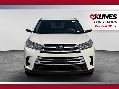 Used 2019 Toyota Highlander LE FWD image 3