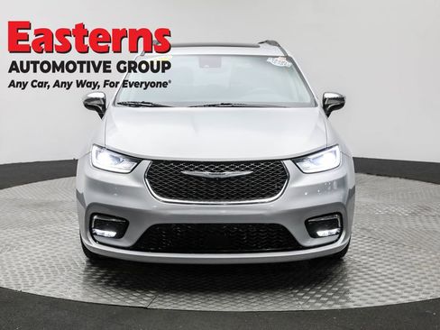 Used 2023 Chrysler Pacifica Limited image 2