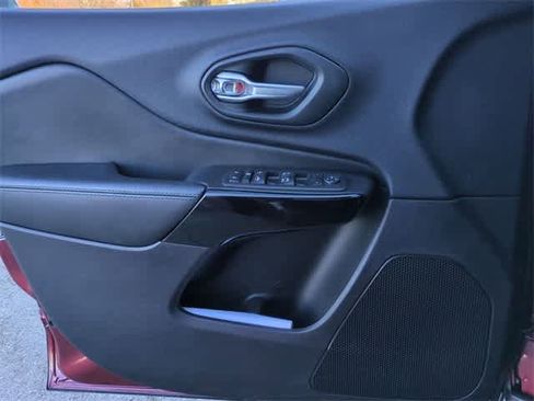 Used 2020 Jeep Cherokee Latitude Plus image 31