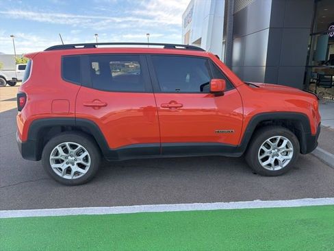 Used 2018 Jeep Renegade Latitude w/ Popular Equipment Group AWD/4WD image 5