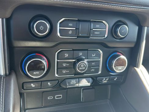 Used 2021 Chevrolet Suburban Z71 w/ Z71 Signature Package image 34