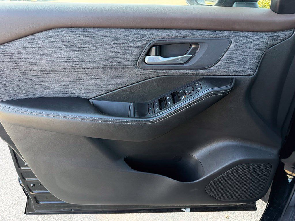 Certified 2023 Nissan Rogue SV FWD image 10