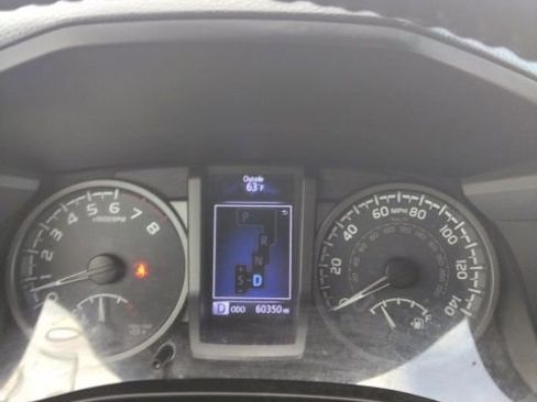 Used 2018 Toyota Tacoma TRD Sport image 12