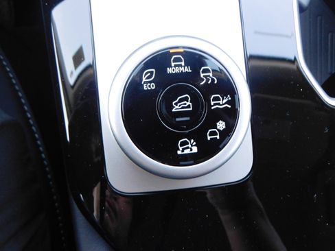 New 2025 Mitsubishi Outlander SE image 13