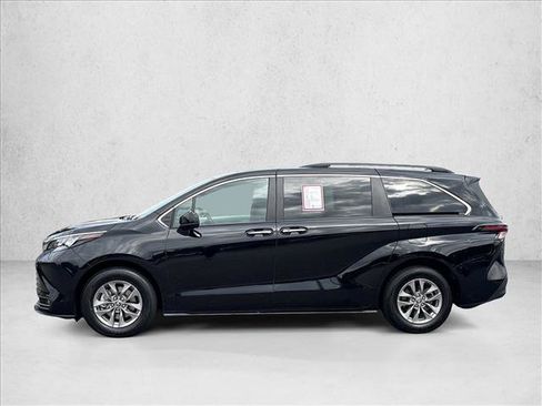 Certified 2026 Toyota Sienna XLE FWD image 8