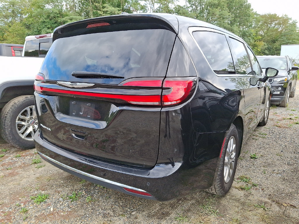 Used 2024 Chrysler Pacifica Touring-L FWD image 4