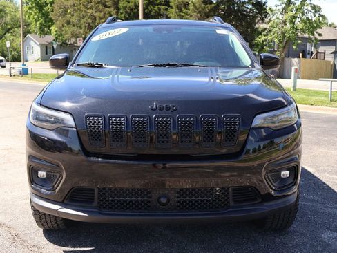 Used 2022 Jeep Cherokee Latitude w/ Sun & Sound Group AWD/4WD image 3