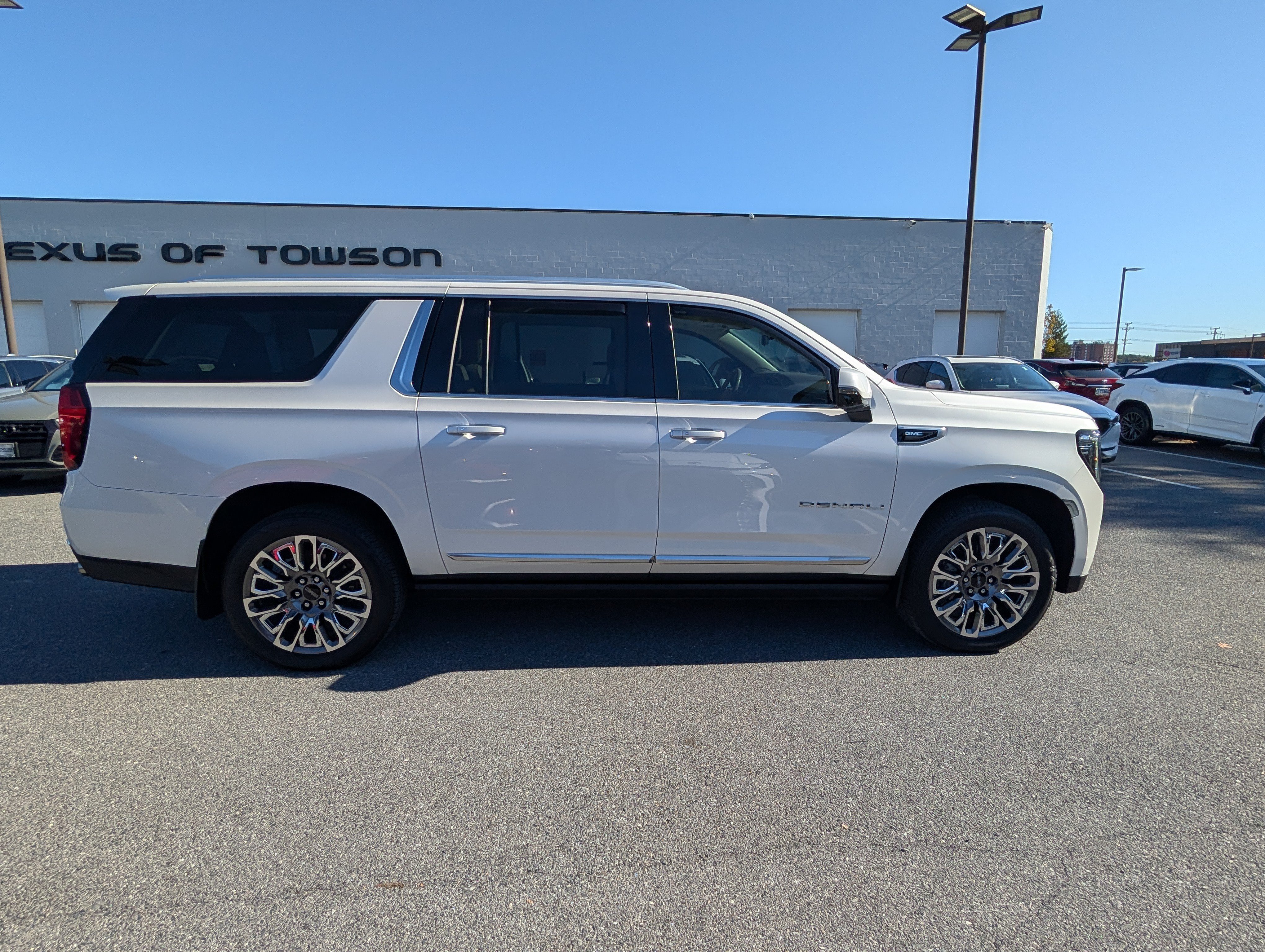 Used 2021 GMC Yukon XL Denali w/ Denali Premium Package AWD/4WD image 2
