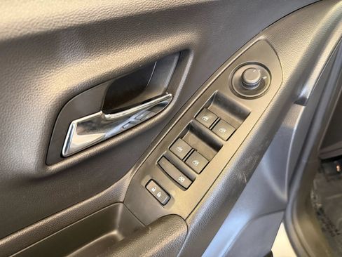 Used 2019 Chevrolet Trax LT w/ LT Convenience Package FWD image 11