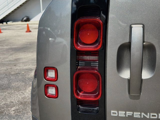 Used 2023 Land Rover Defender 110 SE AWD/4WD image 10