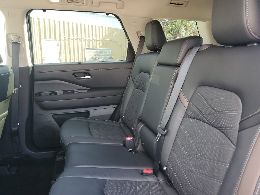 Certified 2025 Nissan Pathfinder Platinum w/ Cargo Package FWD image 17