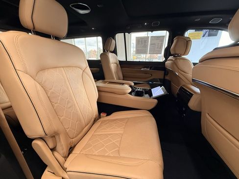 Used 2022 Jeep Grand Wagoneer Series III image 16