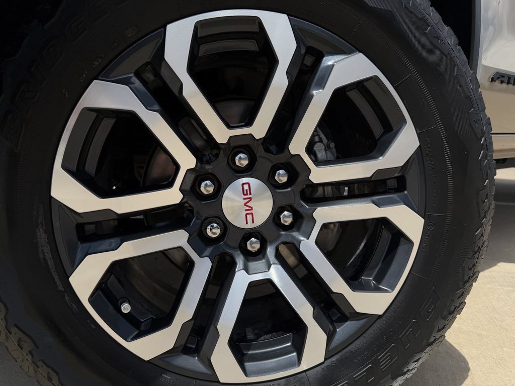 Used 2024 GMC Canyon AT4 w/ Technology Package AWD/4WD image 9