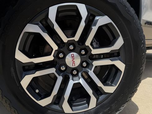 Used 2024 GMC Canyon AT4 w/ Technology Package AWD/4WD image 9