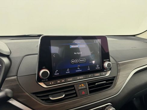 Used 2024 Nissan Altima 2.5 SV image 11