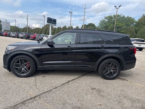 Used 2025 Ford Explorer ST image 4