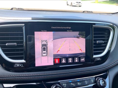 Used 2024 Chrysler Pacifica Pinnacle FWD image 21