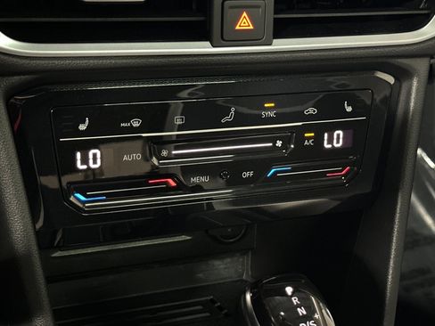 Used 2025 Volkswagen Taos SE w/ Panoramic Sunroof Package FWD image 19