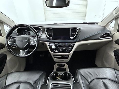 Used 2021 Chrysler Pacifica Touring-L image 13