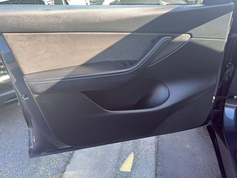 Used 2022 Tesla Model Y Long Range AWD/4WD image 19