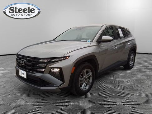 Certified 2025 Hyundai Tucson SE image 1