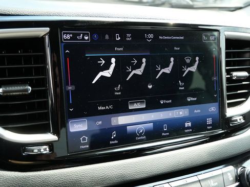Used 2024 Chrysler Pacifica Touring-L FWD image 29
