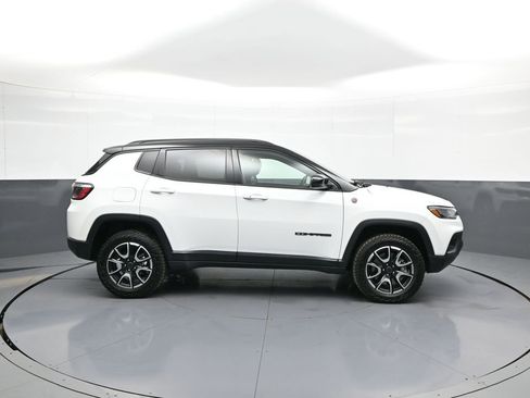 Used 2025 Jeep Compass Trailhawk AWD/4WD image 5