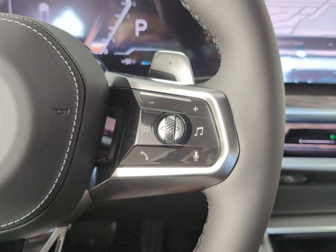 Used 2025 BMW 740i w/ Premium Package image 26