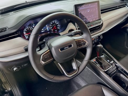 Used 2025 Jeep Compass Limited image 22