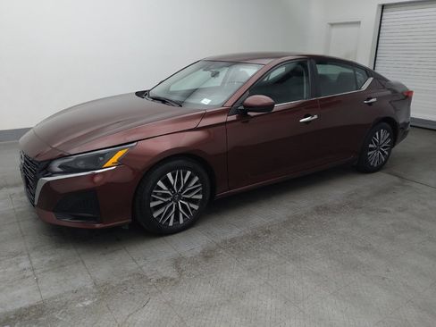 Used 2023 Nissan Altima 2.5 SV image 2