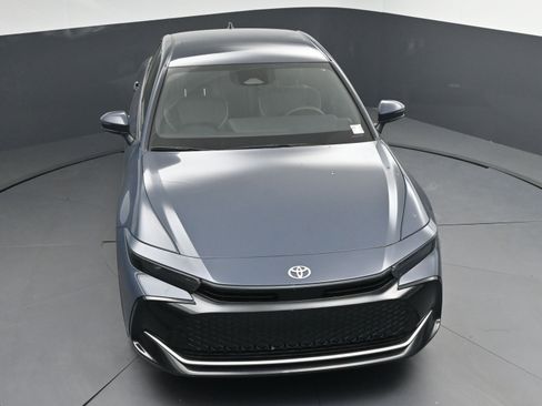 Certified 2025 Toyota Crown XLE image 32