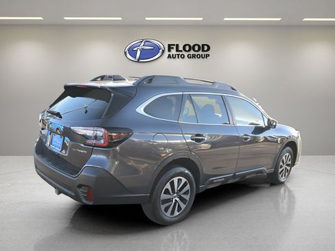 Used 2022 Subaru Outback Premium image 4