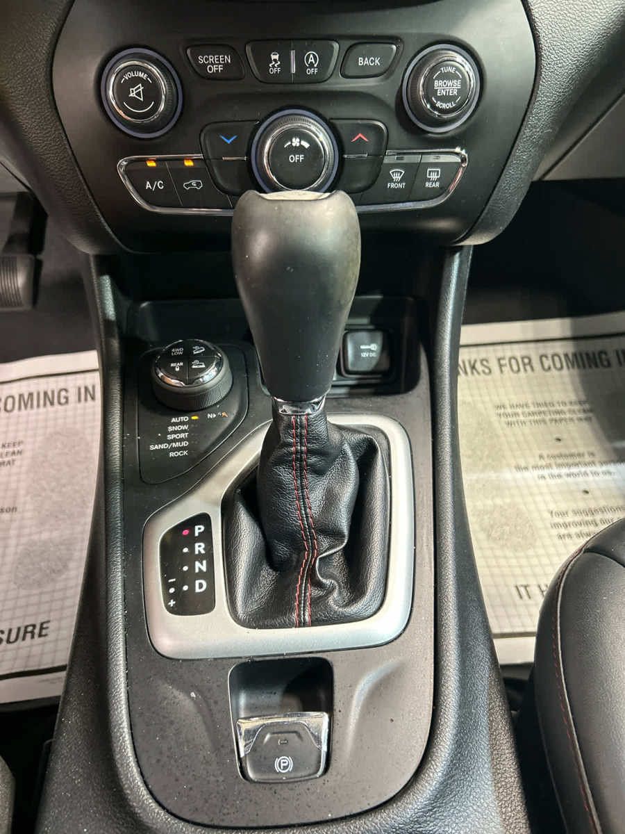 Used 2015 Jeep Cherokee Trailhawk w/ Trailer Tow Group AWD/4WD image 8