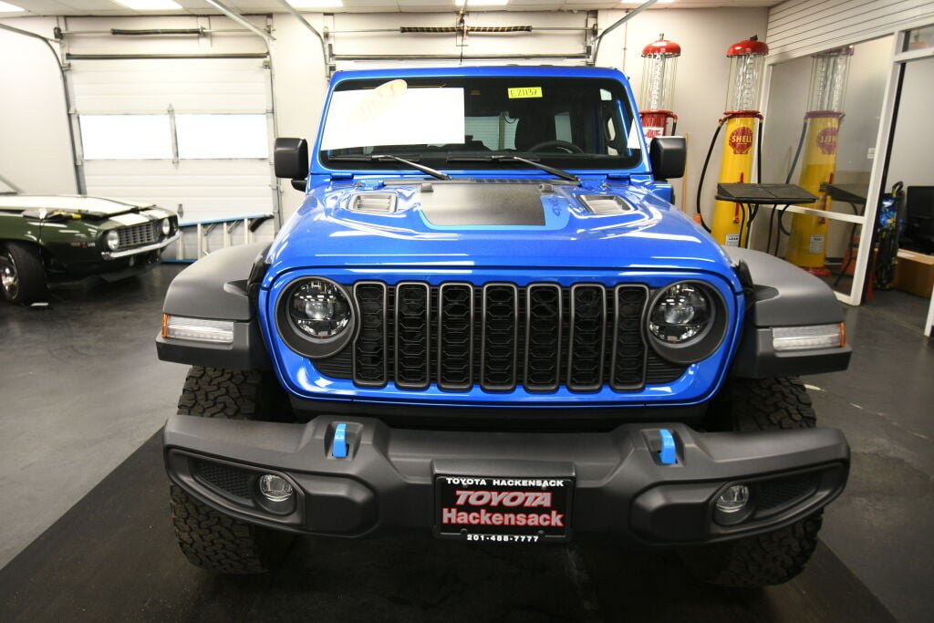 Used 2024 Jeep Wrangler Unlimited Rubicon 4xe AWD/4WD image 2