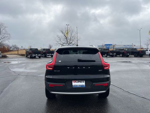 Used 2024 Volvo XC40 B5 Core image 4