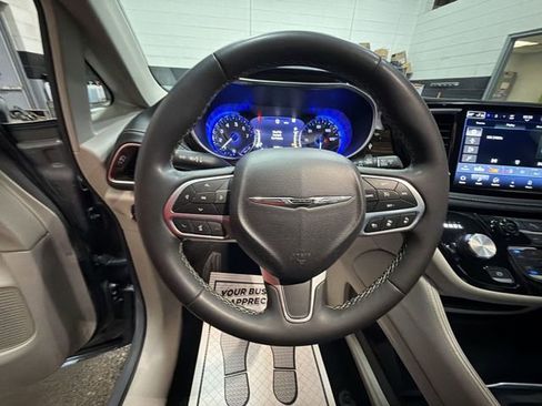 Used 2023 Chrysler Pacifica Limited FWD image 14