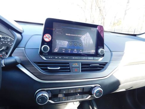 Used 2025 Nissan Altima 2.5 SV image 9