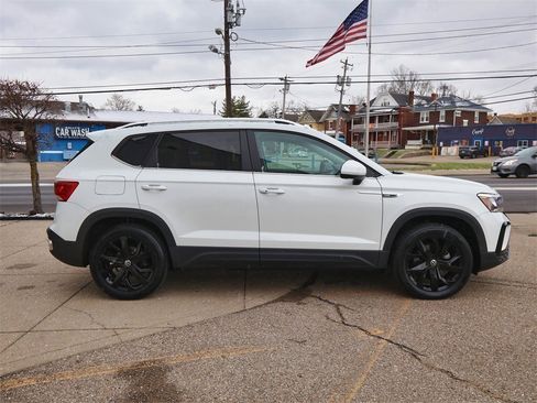 Certified 2022 Volkswagen Taos SE w/ Driver Assistance Package image 6