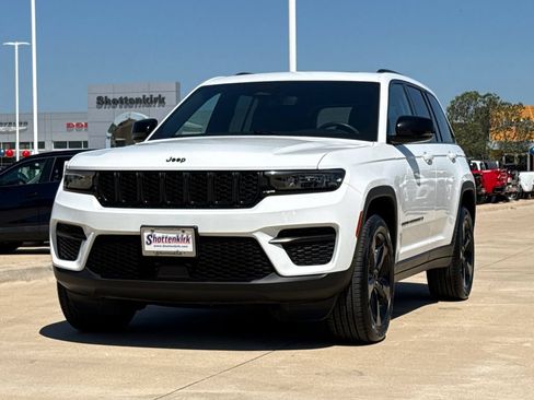 Used 2023 Jeep Grand Cherokee Altitude RWD image 3