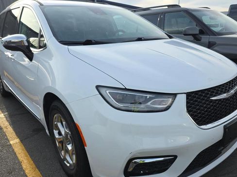 Used 2023 Chrysler Pacifica Limited FWD image 2