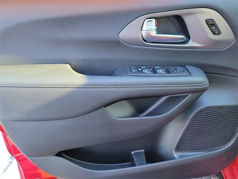 New 2026 Chrysler Pacifica Select image 8