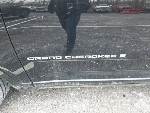 Used 2022 Jeep Grand Cherokee Overland w/ Advanced Protech Group III image 9