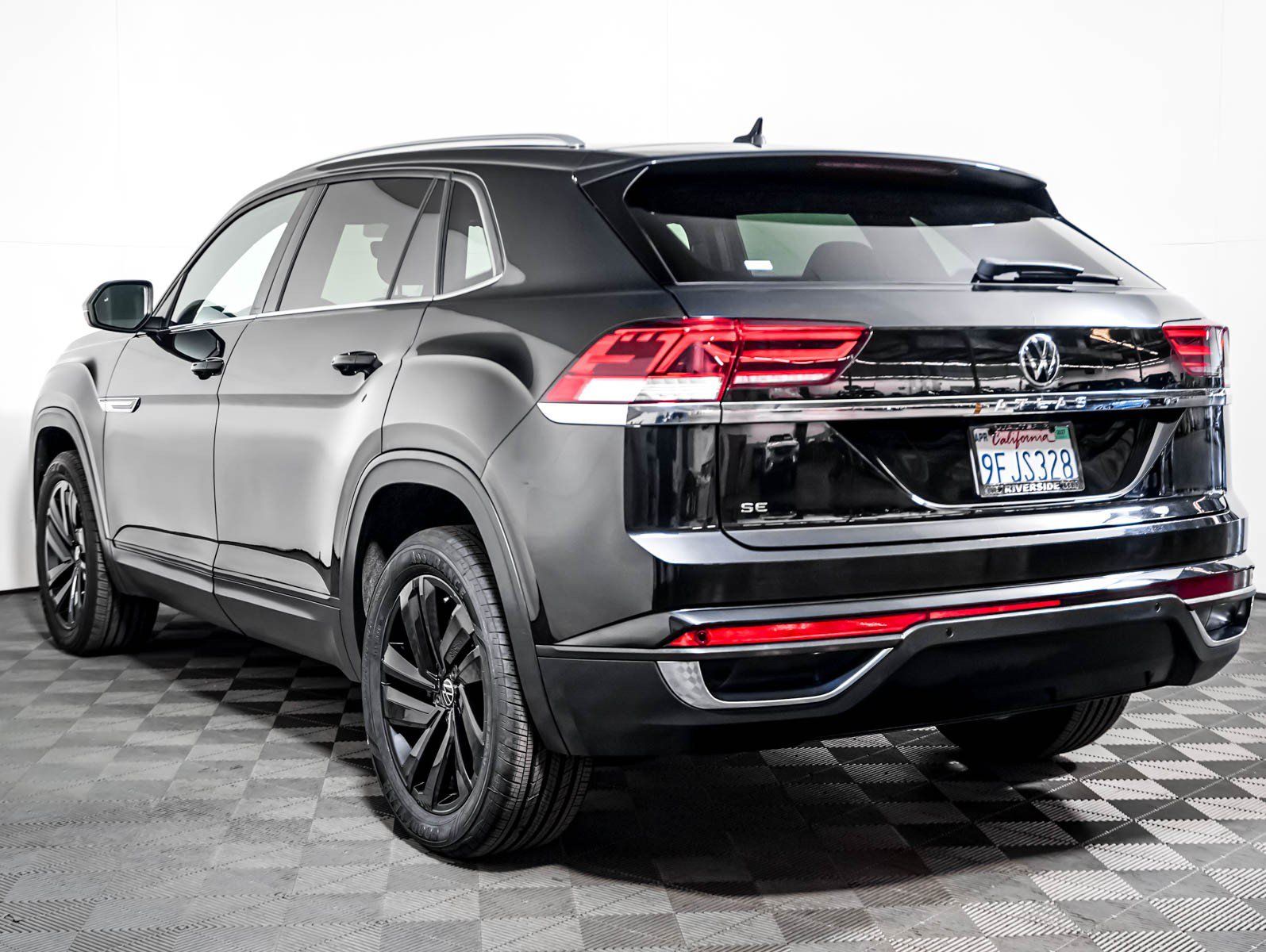 Used 2023 Volkswagen Atlas Cross Sport SE w/ Panoramic Sunroof Package FWD image 2