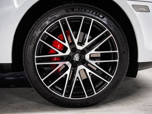 Used 2024 Porsche Macan S AWD/4WD image 56
