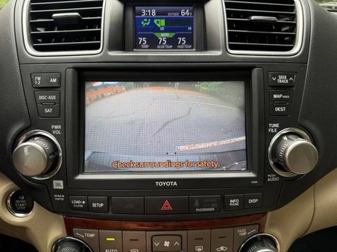 Used 2012 Toyota Highlander Limited w/ Tow Pkg AWD/4WD image 19