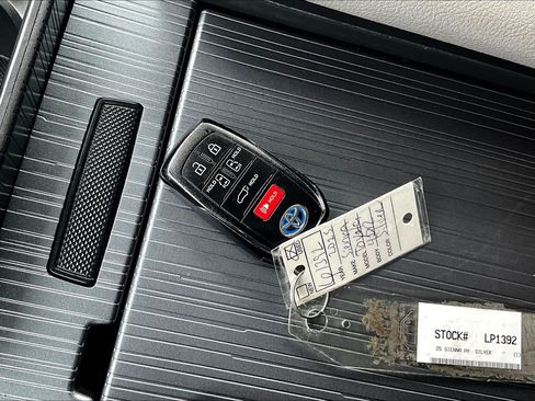 Used 2025 Toyota Sienna XLE FWD image 10